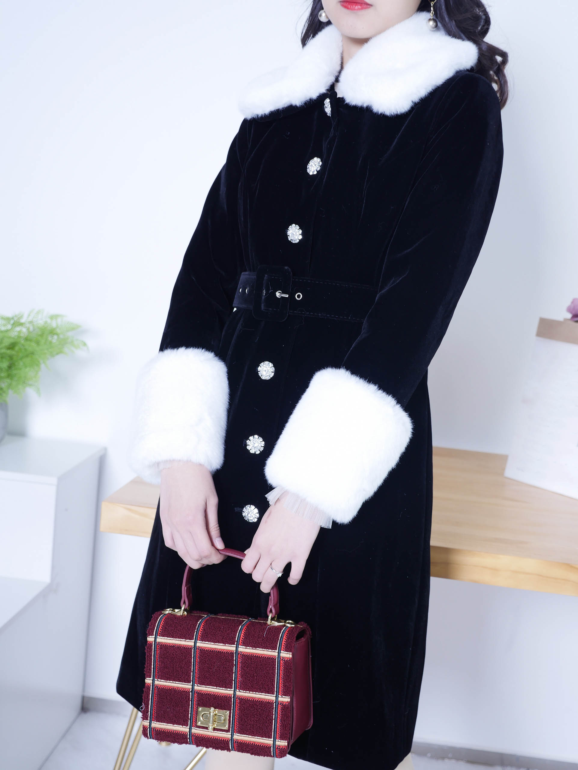 服饰系列实景模特提着红色格子包场景展示