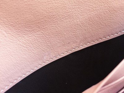 服饰系列实景GUCCI-双G钱包细节特写场景图
