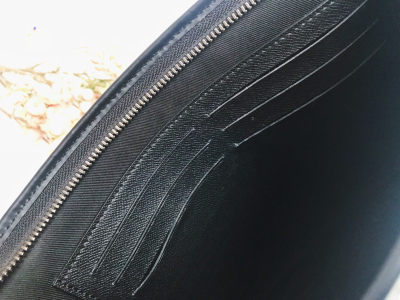 服饰系列实景驴家拉链手拿包细节场景图