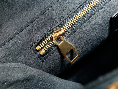 服饰系列实景驴家One handle信封手提包细节特写