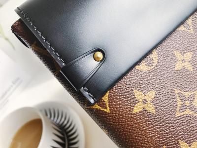 服饰系列实景驴家One handle信封手提包细节特写