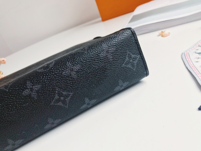 服饰系列实景驴家拉链手拿包细节场景图