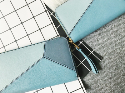 服饰系列实景Puzzle青色系拼色钱包细节场景图