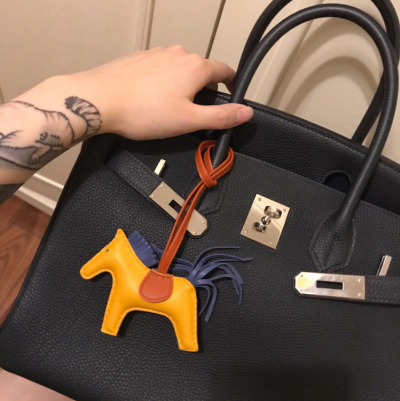 服饰系列可爱小马挂件细节场景摆拍图