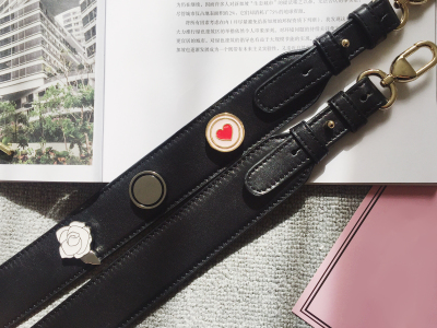 服饰系列 Dior戴妃包细节特写场景摆拍图