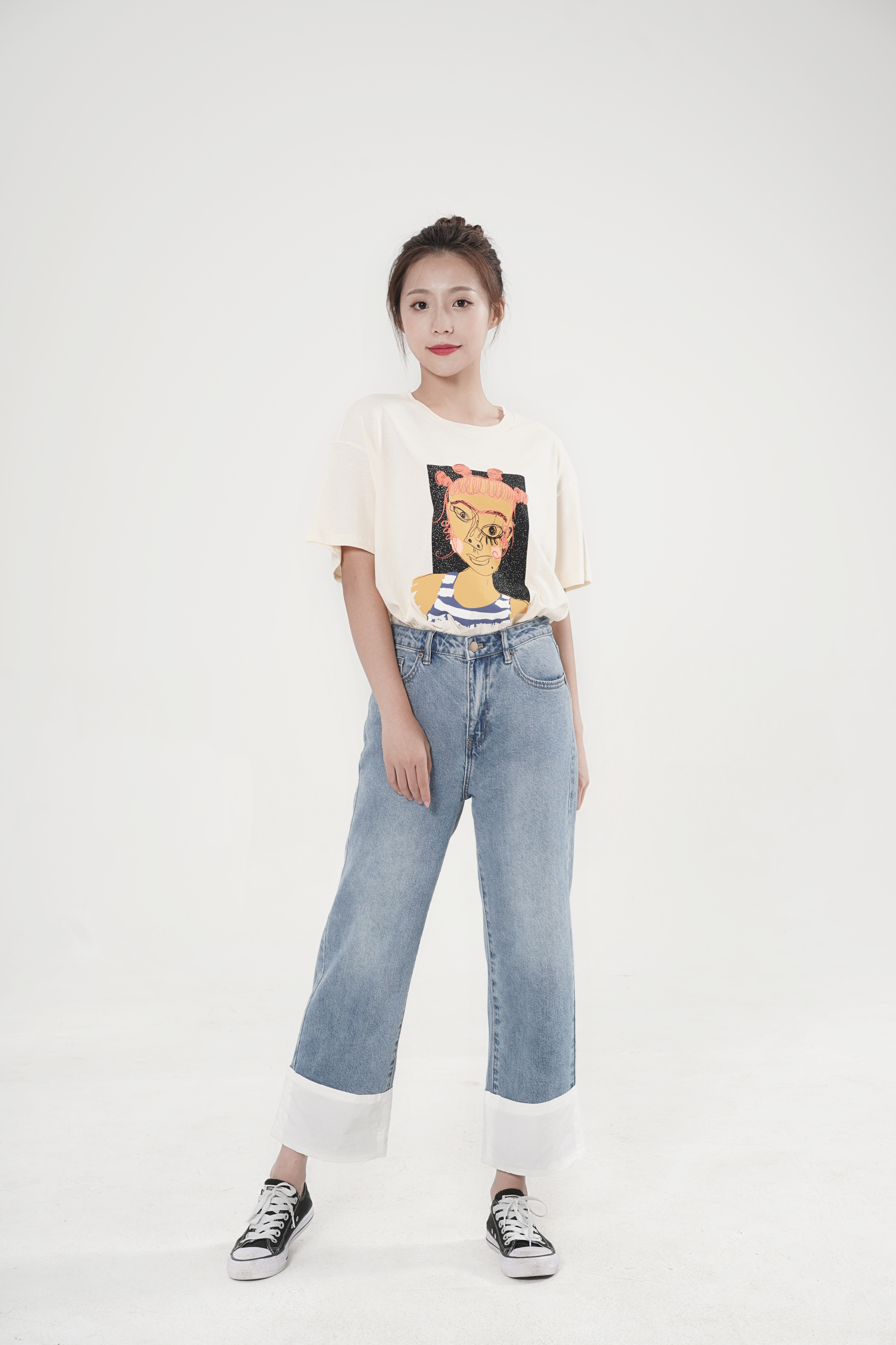 服饰系列模特穿着白色短袖上衣和蓝色裤子的摆拍