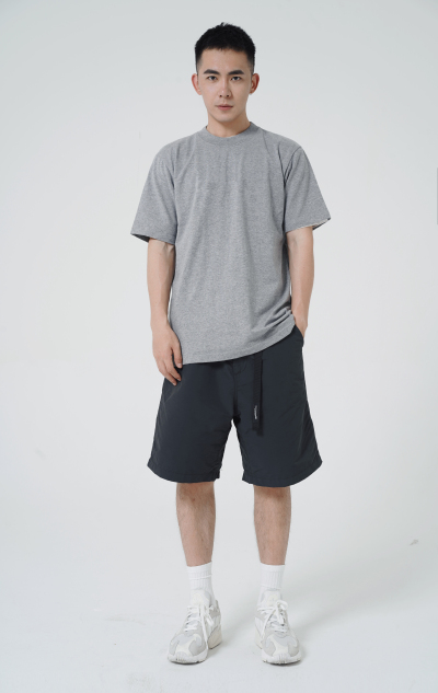 服饰系列实景模特穿着灰色T恤和黑色短裤