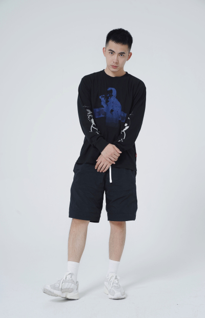 服饰系列实景模特穿着黑色字母卫衣和耐克黑色短裤
