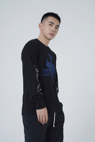 服饰系列实景模特穿着黑色字母卫衣和耐克黑色短裤
