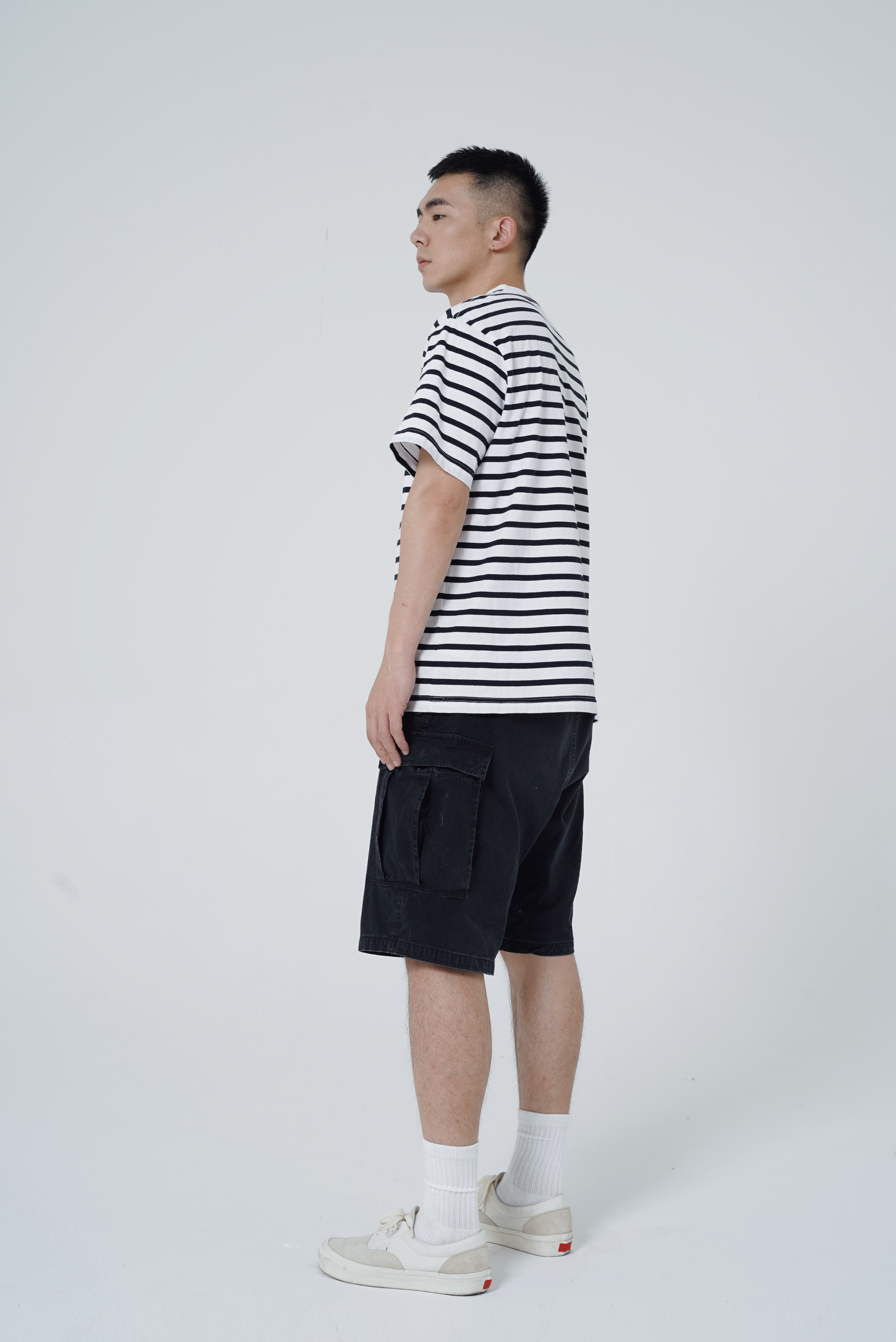 服饰系列实景模特穿着黑白条纹短袖和黑色短裤（牛仔侧兜）