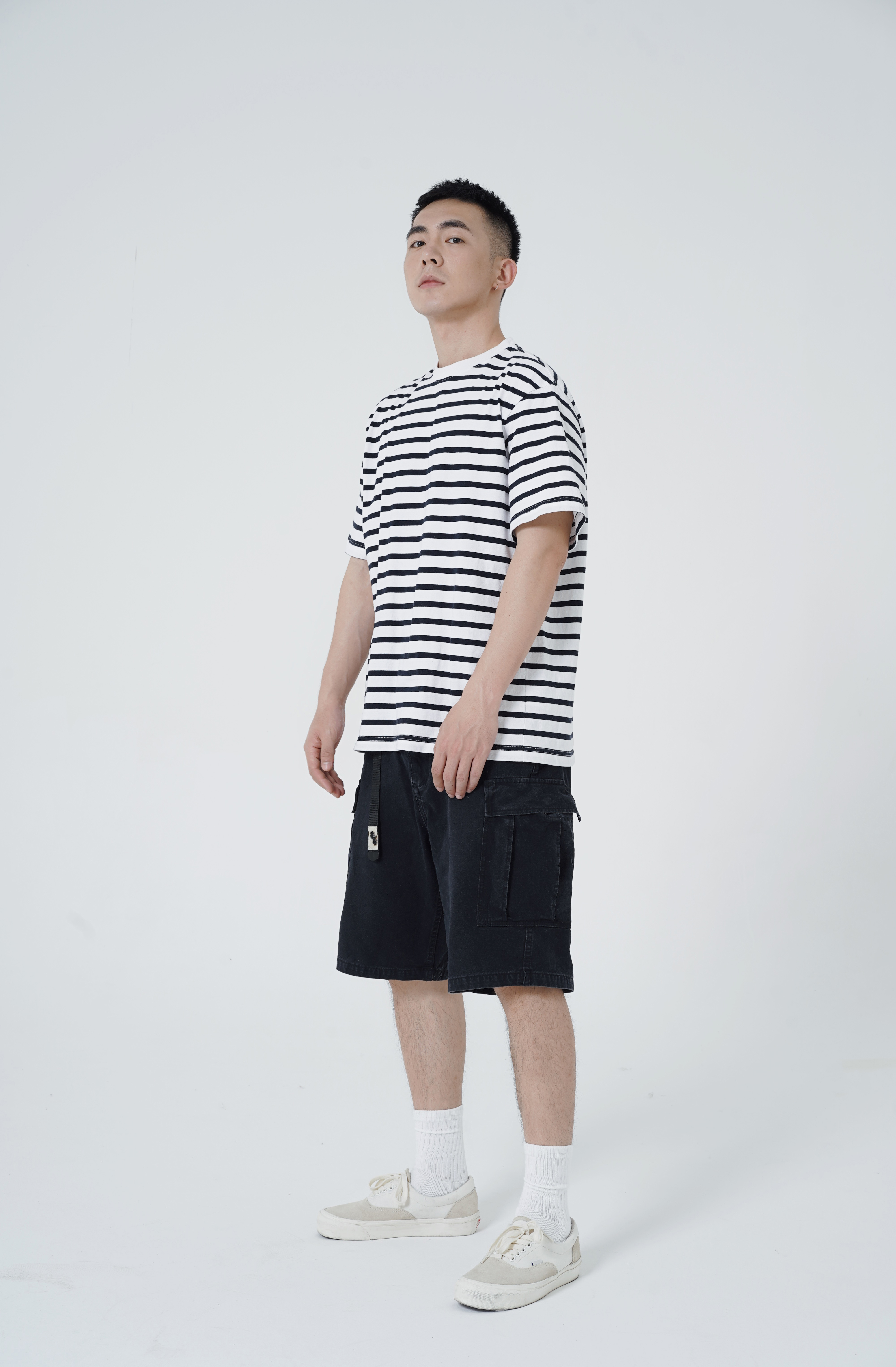 服饰系列实景模特穿着黑白条纹短袖和黑色短裤（牛仔侧兜）