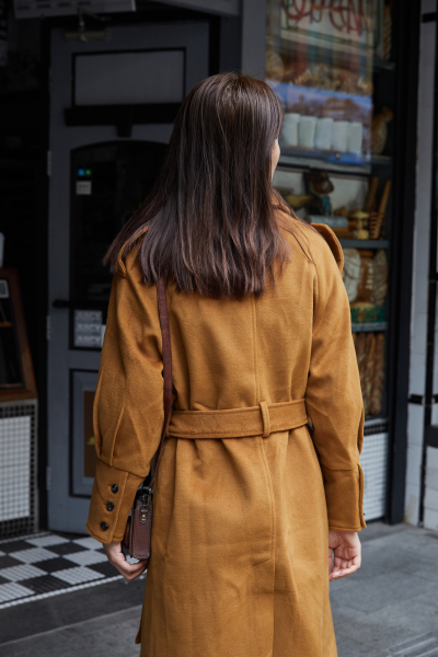 服饰系列实景橙色风衣大衣上身展示