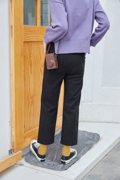服饰系列实景模特穿着紫色毛衣和黑色长裤的摆拍