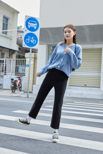 服饰系列实景模特穿着蓝色毛衣和黑色长裤的室外摆拍   