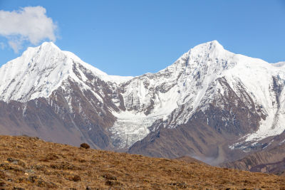 风光系列实景蓝天白云棕色山脉和雪山
