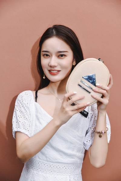 服饰系列写实风模特背着杏色包包展示的摆拍
