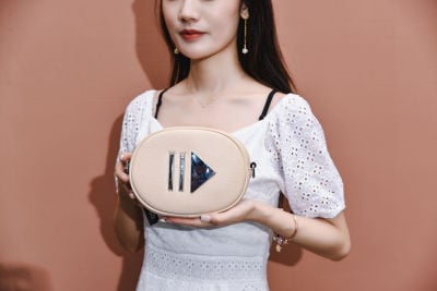 服饰系列写实风模特背着杏色包包展示的摆拍