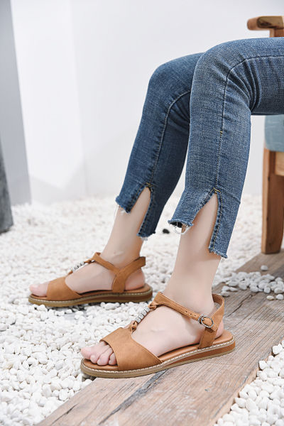 服饰系列实景模特穿着橙色女士凉鞋场景图