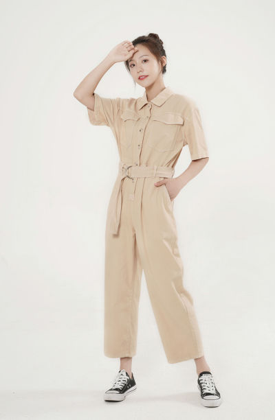 服饰系列写实模特穿着棕色工装连体服的白棚摆拍