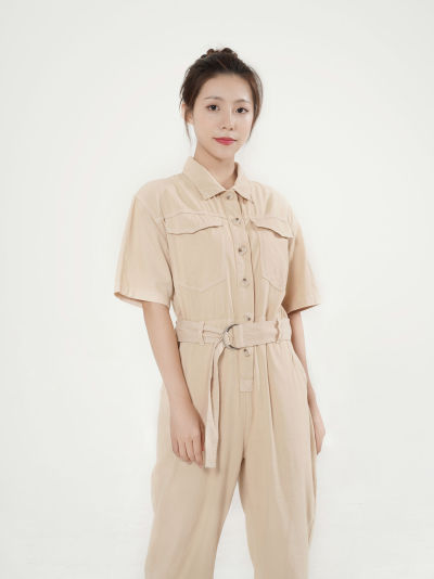 服饰系列写实模特穿着棕色工装连体服的白棚摆拍