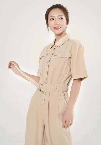 服饰系列写实模特穿着棕色工装连体服的白棚摆拍