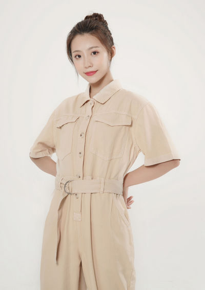 服饰系列写实模特穿着棕色工装连体服的白棚摆拍