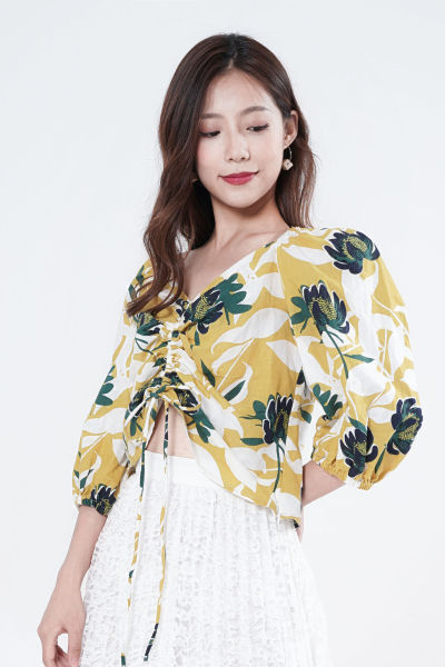 服饰系列写实模特穿着黄绿色V领上衣和白色半身长裙的白棚摆拍