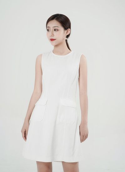 服饰系列写实模特穿着白色无袖连衣裙的白棚摆拍