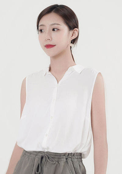 服饰系列写实模特穿着白色无袖上衣和灰色短裤的摆拍