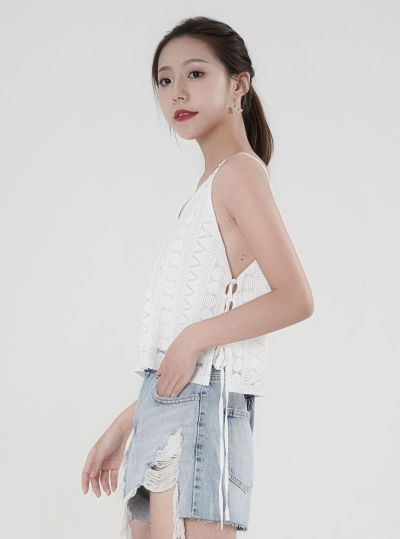 服饰系列实景模特穿着白色V领吊带和浅蓝色牛仔短裤