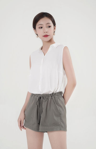 服饰系列写实模特穿着白色无袖上衣和灰色短裤的摆拍
