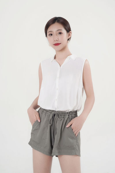 服饰系列写实模特穿着白色无袖上衣和灰色短裤的摆拍