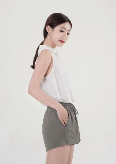 服饰系列写实模特穿着白色无袖上衣和灰色短裤的摆拍