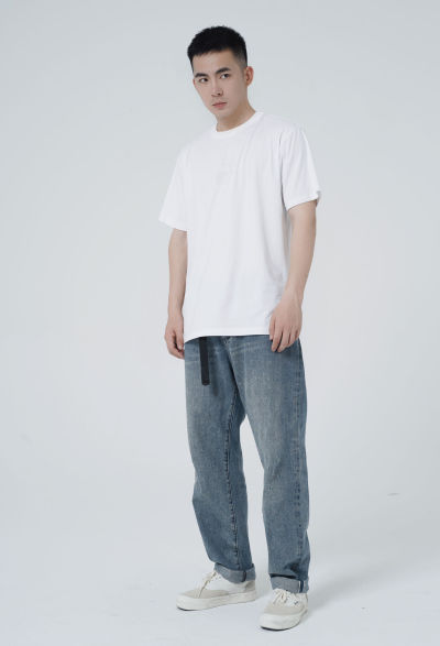 服饰系列实景模特穿着纯白色短袖T恤和蓝色牛仔裤