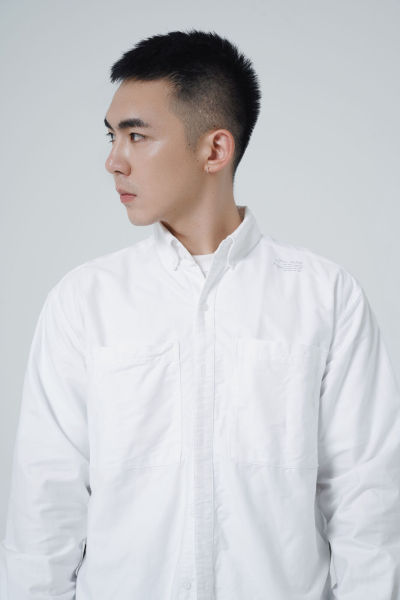 服饰系列实景模特穿着白色衬衫和黑色短裤