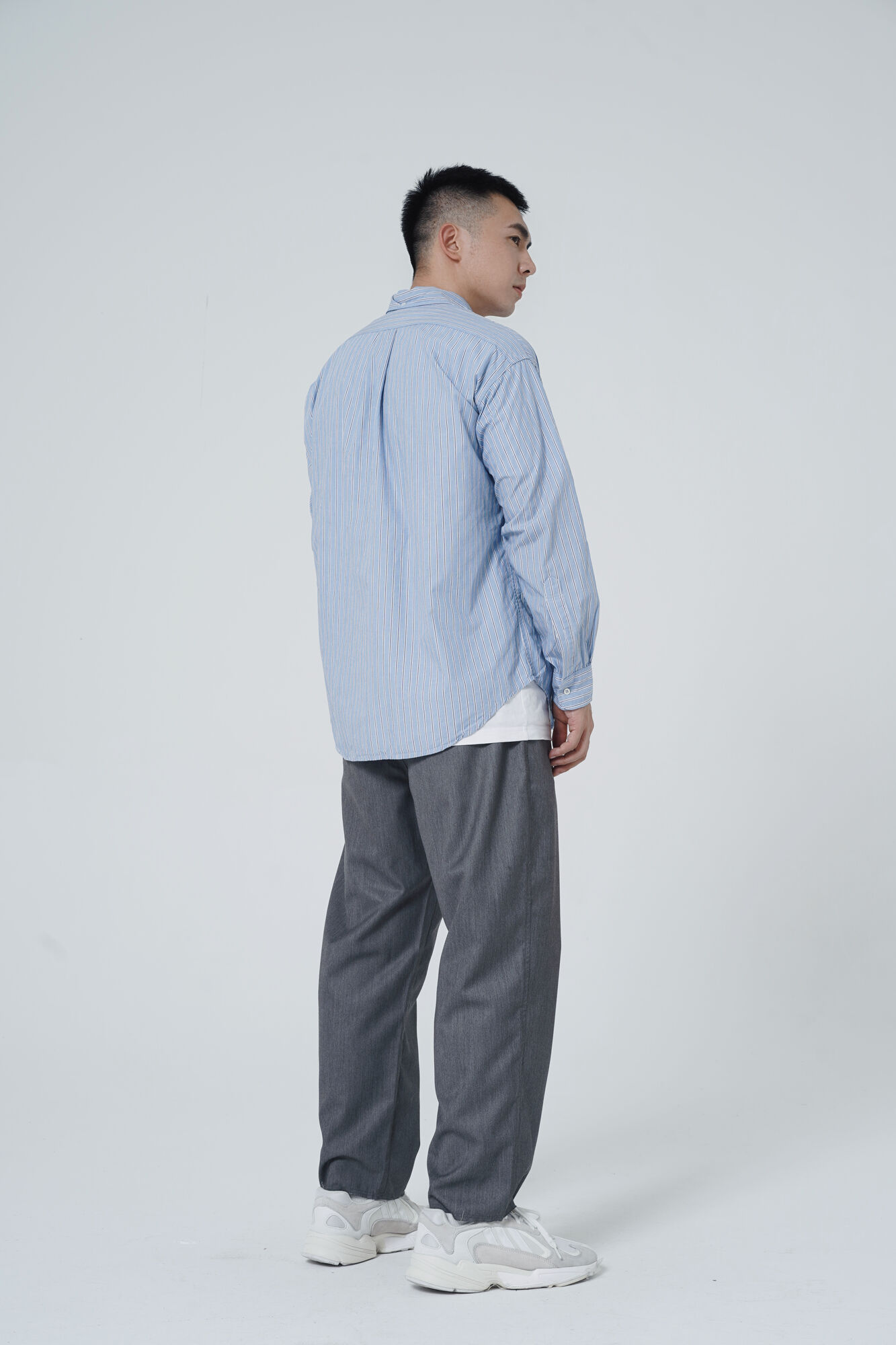 服饰系列实景模特穿着蓝色条纹衬衫和灰色西装裤