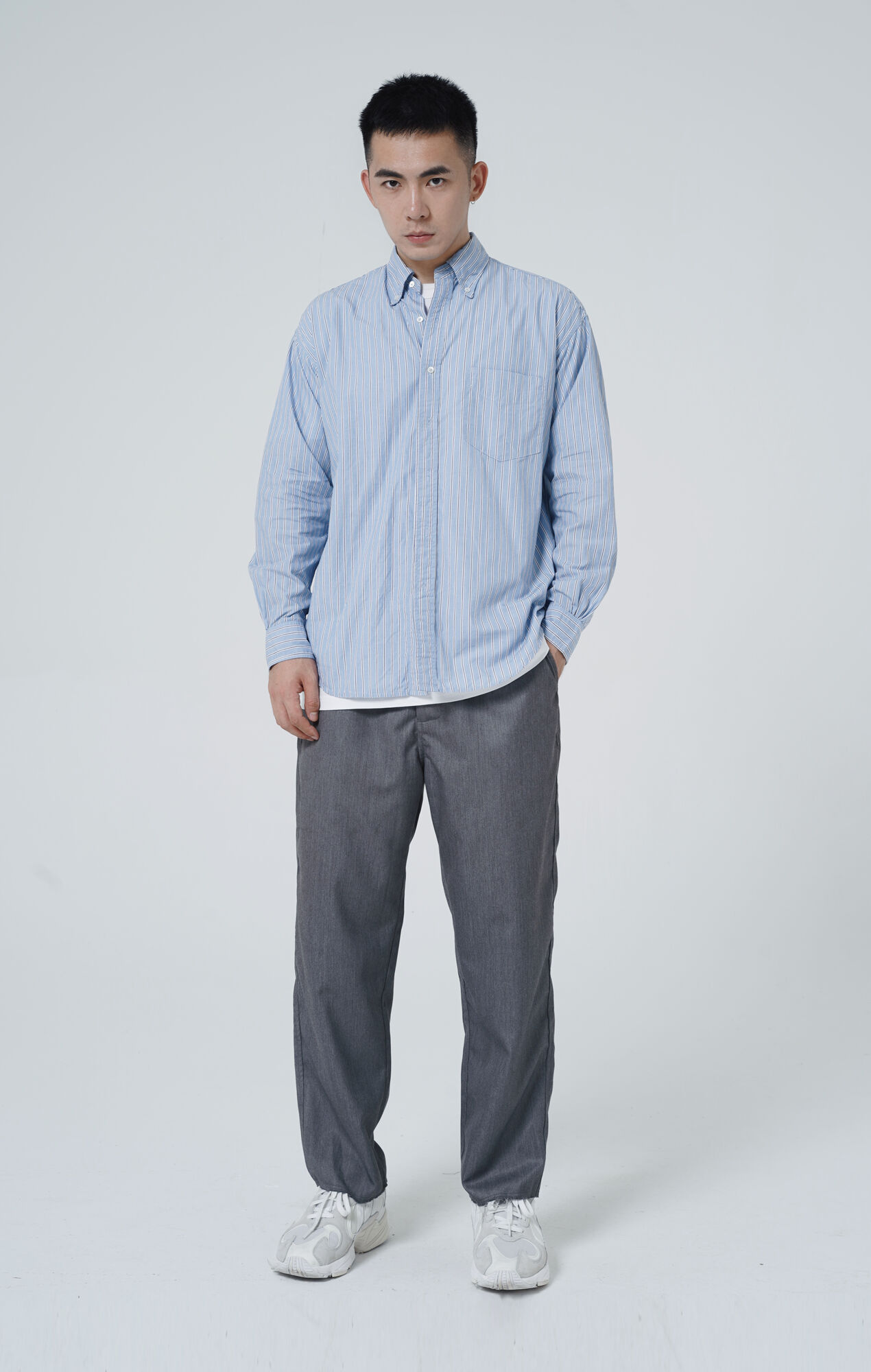 服饰系列实景模特穿着蓝色条纹衬衫和灰色西装裤