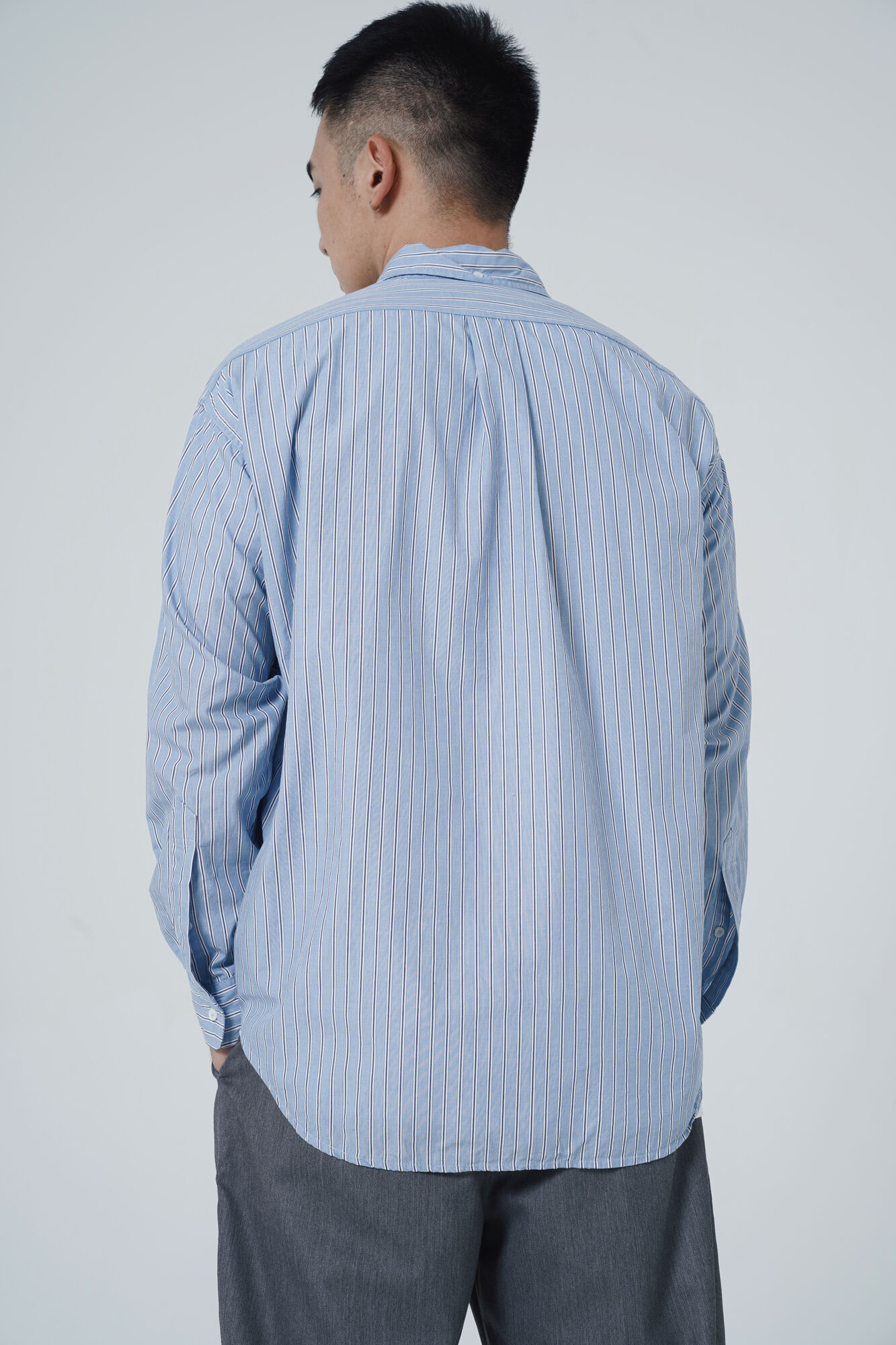 服饰系列实景模特穿着蓝色条纹衬衫和灰色西装裤