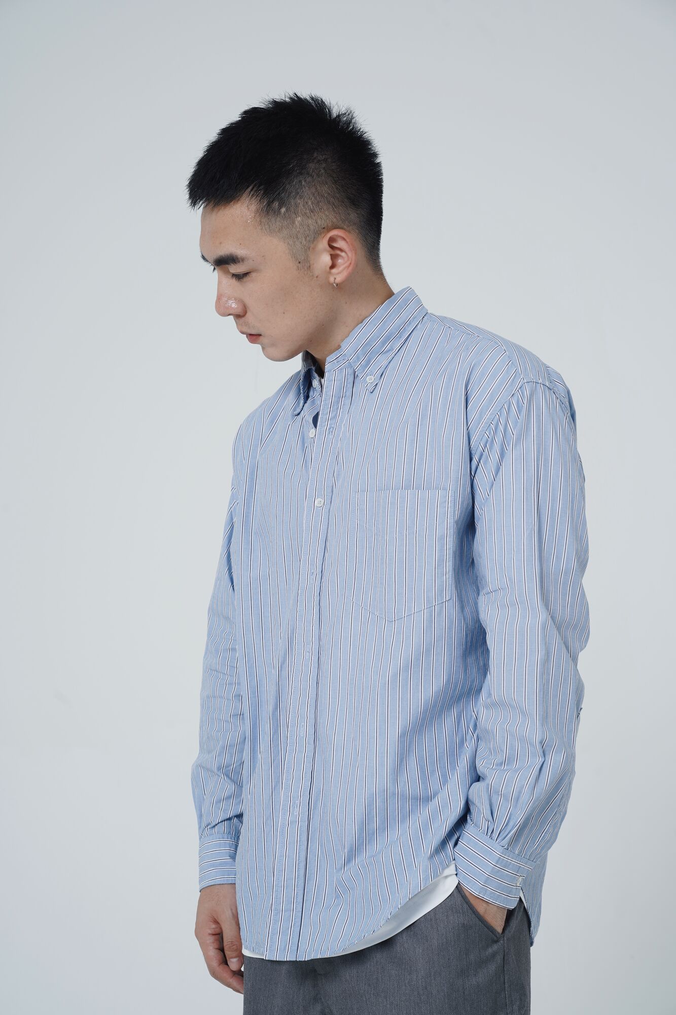 服饰系列实景模特穿着蓝色条纹衬衫和灰色西装裤