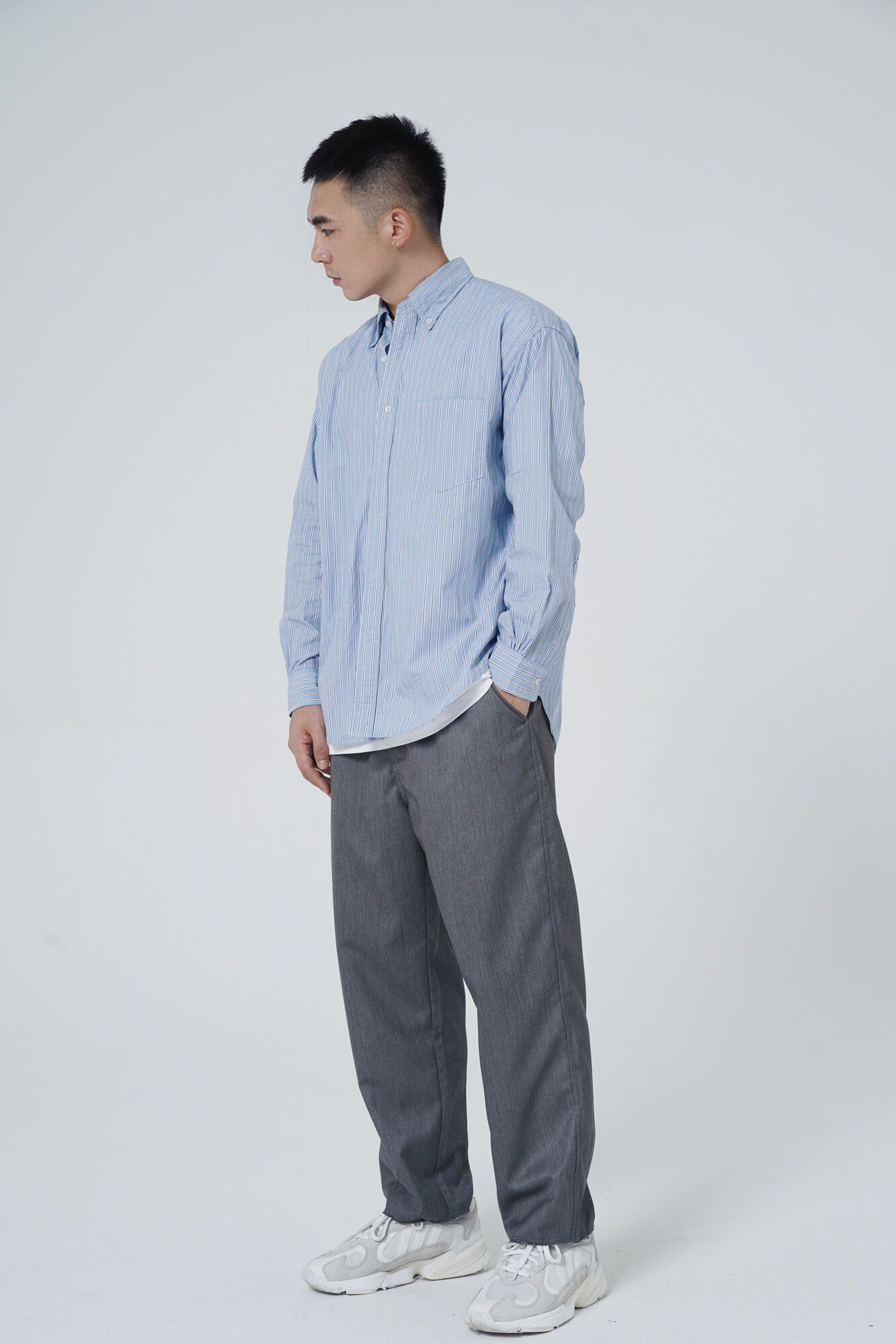 服饰系列实景模特穿着蓝色条纹衬衫和灰色西装裤