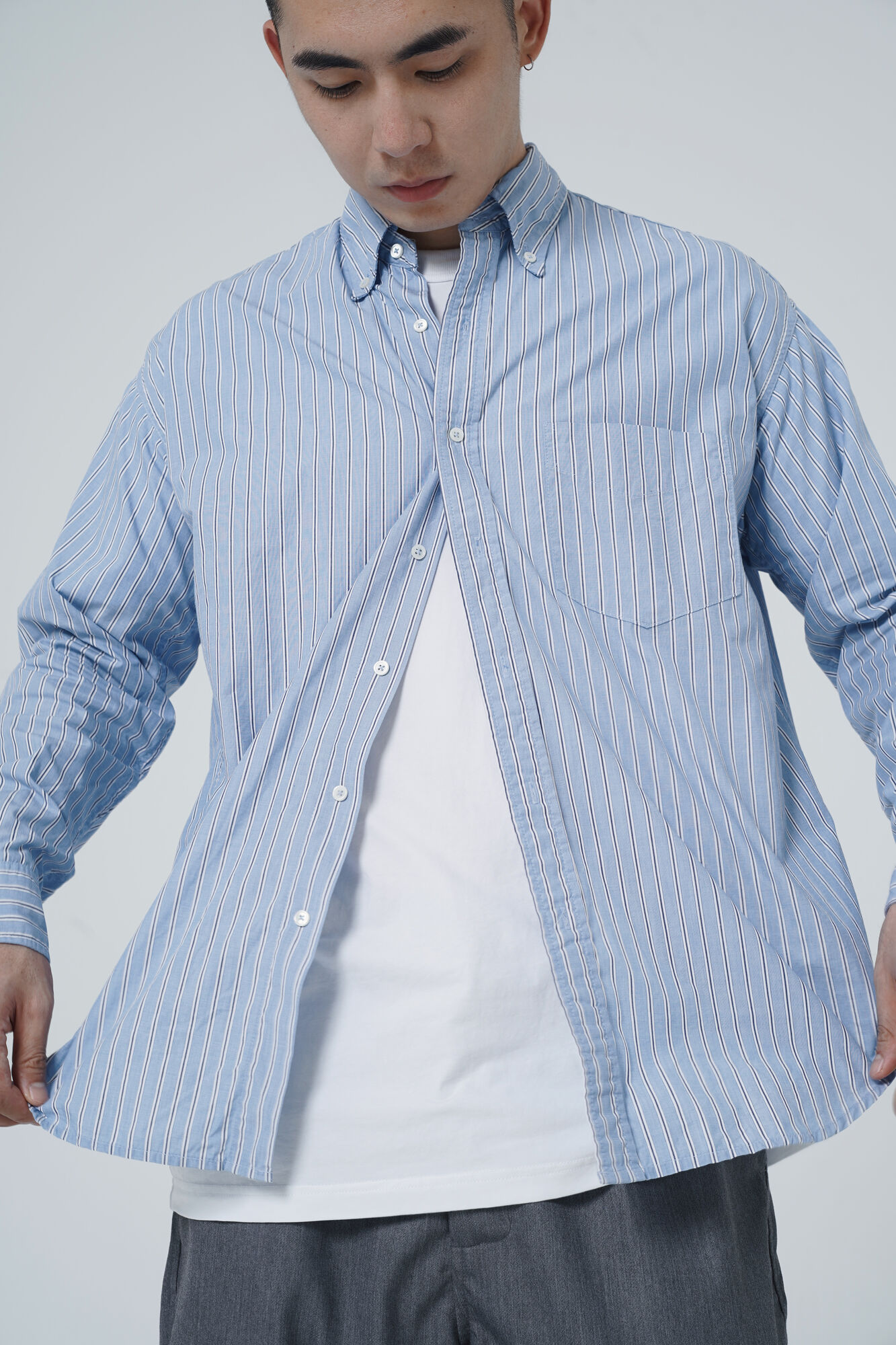 服饰系列实景模特穿着蓝色条纹衬衫和灰色西装裤