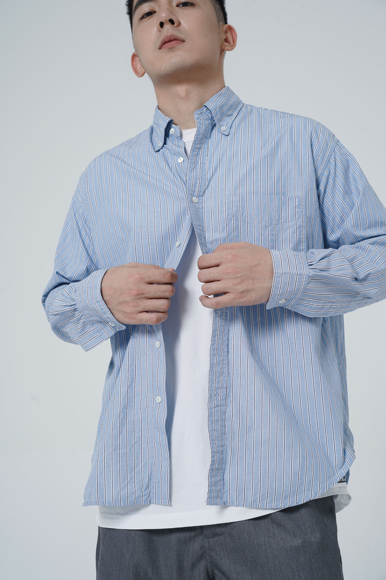 服饰系列实景模特穿着蓝色条纹衬衫和灰色西装裤