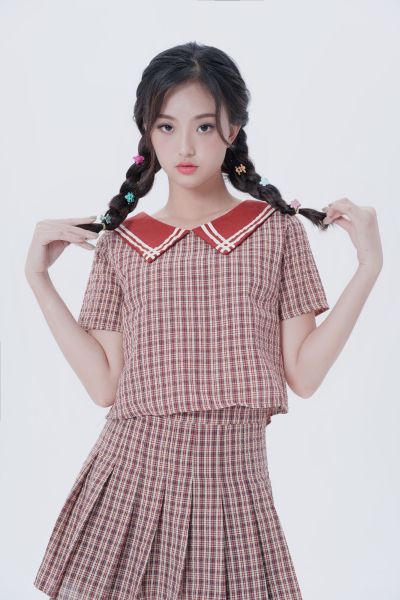 服饰系列实景模特穿着红色学院风上衣和百褶裙套装