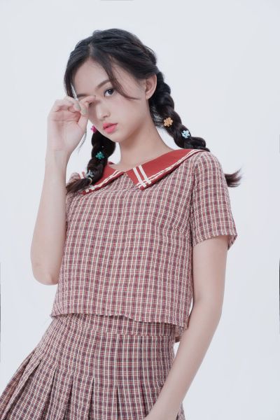 服饰系列实景模特穿着红色学院风上衣和百褶裙套装