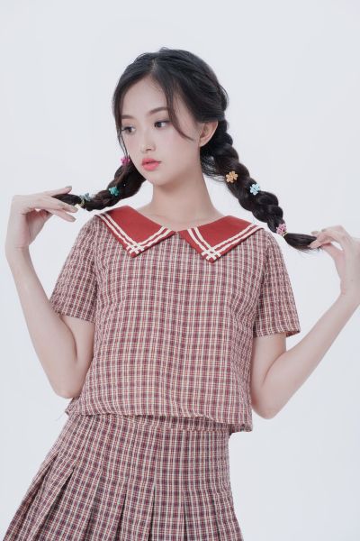 服饰系列实景模特穿着红色学院风上衣和百褶裙套装