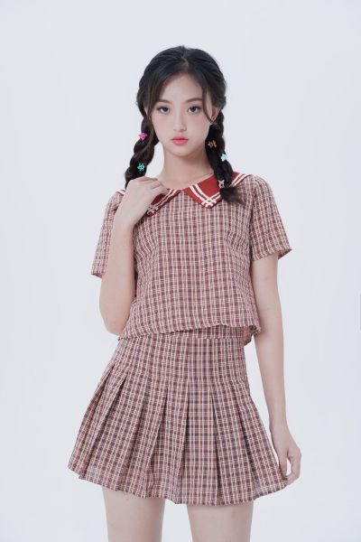 服饰系列实景模特穿着红色学院风上衣和百褶裙套装