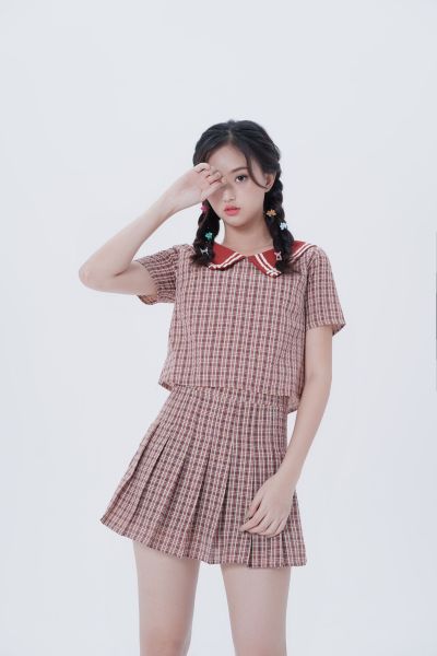 服饰系列实景模特穿着红色学院风上衣和百褶裙套装
