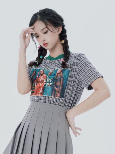 服饰系列实景模特穿着绿色领子灰色格子短袖上衣和灰色百褶裙