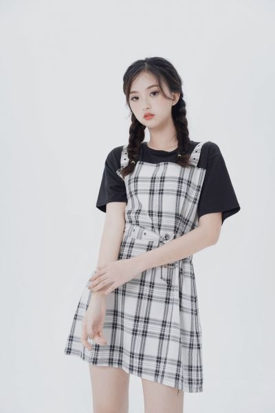 服饰系列实景模特穿着假两件格子裙+黑色T恤