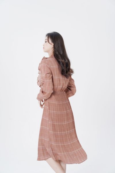 服饰系列实景模特穿着豆沙色长袖长裙格子